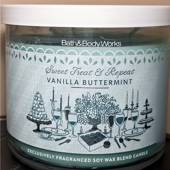 NWT Bath & Body Works 3-Wick Candle, vanilla buttermint - Picture 1 of 2